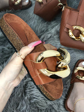 Slipper mit flachem Absatz und goldener Kette
